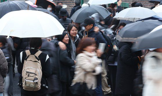 2024학년도 대학수학능력시험일인 16일 서울 시내의 한 고사장에서 시험을 마친 수험생들이 고사장을 빠져나가고 있다. 연합뉴스