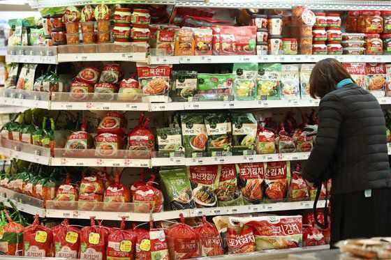서울 시내 한 대형마트 김치 판매대. 연합뉴스
