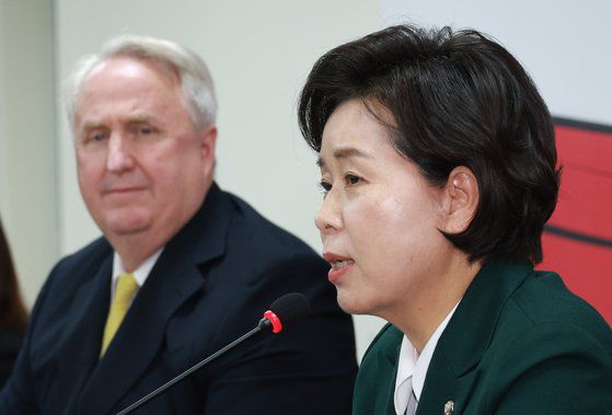 양향자 한국의희망 대표(오른쪽)가 23일 여의도 당사에서 열린 제10차 혁신위 전체회의에서 발언하고 있다. 오른쪽는 인요한 혁신위원장. 연합뉴스