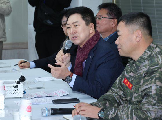 김기현 국민의힘 대표가 21일 경기도 김포 해병대 제2사단 청룡회관에서 열린 해병대 초급간부 및 군 가족 간담회에서 인사말을 하고 있다. [국회사진기자단]