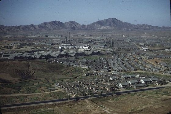 1947년에 부개산에서 촬영된 ASCOM(옛 조병창). 일제가 만든 조병창은 해방 후 미군과 국군이 사용하다가 6ㆍ25 전쟁 이후부터 미군의 대규모 군수 기지가 됐다. 올해 마지막 시설인 제빵 공장이 평택으로 이전하면서 조병창은 생긴 지 80여 년 만에 완전히 대한민국에 반환된다. 부평구