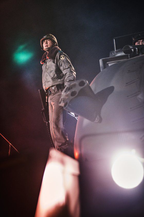 반란군 진압에 나서며 광화문의 이순신 장군상을 올려다보는 이태신(정우성). 사진 플러스엠 엔터테인먼트