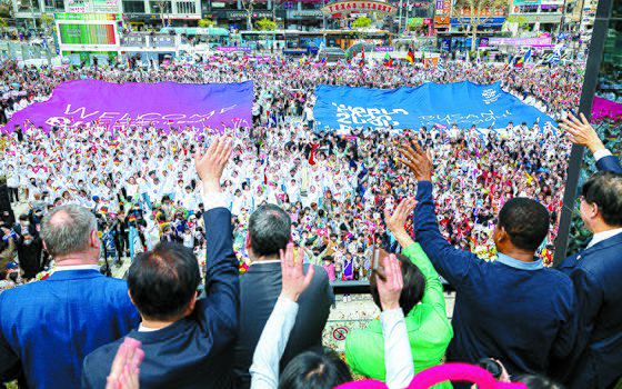국제박람회기구(BIE) 실사단이 지 4월 4일 오전 2030세계박람회 개최 후보지인 부산 부산역 광장에 도착해 환영 행사에 나온 많은 시민들을 보며 손을 흔들고 있다. 중앙포토
