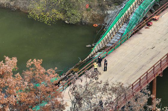 27일 오전 경북 경주시 강동면 안계댐 다리 공사현장에서 콘크리트 타설 중 교각 상판이 무너지는 사고가 발생, 신고를 받고 출동한 119대원들이 댐에 추락한 근로자들을 구조하고 있다.   이 사고로 근로자 8명이 추락, 50대와 60대 근로자 2명이 숨졌다. 뉴스1