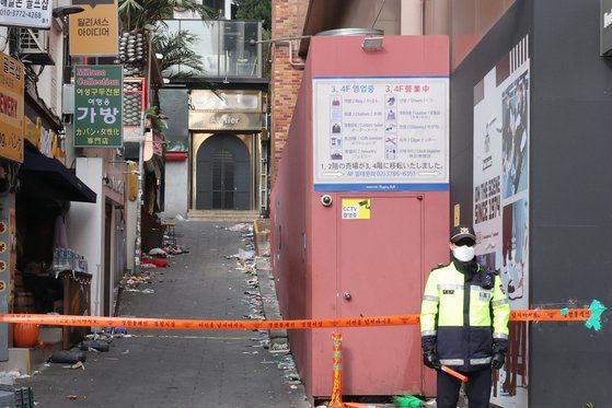 사고발생 골목길에 맞닿은 해밀톤호텔 서쪽면에 설치된 에어컨 실외기 가벽. 해당 분홍색 가벽이 좁은 골목을 더 좁게해 사고를 키웠다는 지적이 나왔다. 그러나 29일 서울서부지법 정금영 판사는 "(가벽 설치의) 고의성이 입증되지 않았다"고 무죄 판단했다. 다만 호텔 북쪽 테라스 불법 증축혐의는 인정했다. 사진 연합뉴스