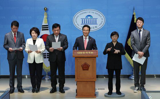 국민의힘 행정안전위원회 소속 의원들이 10월 26일 오전 서울 여의도 국회에서 국정원의 중앙선거관리위원회 보안점검(해킹) 관련 기자회견을 하고 있다. 뉴스1