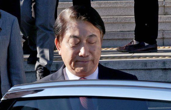 이동관 방송통신위원장이 1일 경기 정부과천청사 방통위에서 사퇴 관련 입장을 발표한 뒤 청사를 떠나고 있다.  이 위원장은 탄핵으로 인한 방통위 기능 정지 사태를 막기 위해 전날 윤석열 대통령에게 사의를 밝힌 것으로 알려졌다.  윤 대통령은 이날 오후 이 위원장을 임명 3개월 만에 면직했다. 뉴스1