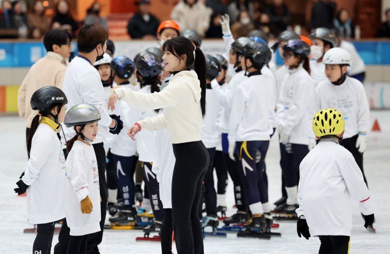 공상정 선수가 유망주들에게 강습을 하고 있다. 뉴시스