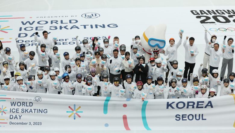 김재열 국제빙상경기연맹(ISU) 회장 겸 국제올림픽위원회(IOC) 위원, 쇼트트랙 곽윤기·공상정 선수와 100여명의 빙상 유망주들이 2024 강원 동계청소년올림픽대회 성공을 기원하며 기념촬영을 하고 있다.