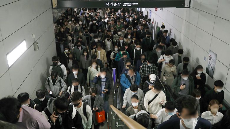 김포골드라인을 이용하는 시민들이 김포공항역에서 하차하고 있다. 뉴스1