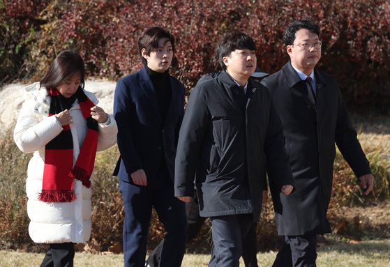 이준석 전 국민의힘 대표가 30일 국회 본관 앞에서 해병대 예비역 전국연대가 연 채상병 특검법 처리 촉구 시위에 참가하기 위해 걸어오고 있다. 연합뉴스