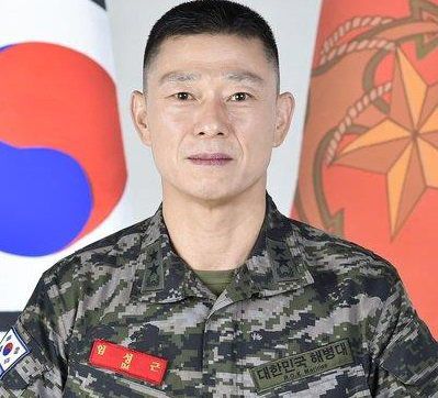 지난 9월 13일 서울 마포구 군인권센터에서 열린 해병대 실종자 수색 사고 생존자 가족의 임성근 해병대 1사단장 업무상과실치상 고발 기자회견에서 생존자 어머니가 심경을 밝힌 후 눈물을 보이고 있다. 뉴스1