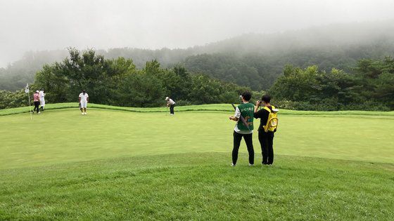 CNPS 거리측정원이 프로골프 선수들의 거리와 데이터를 측정하는 모습. 사진 CNPS