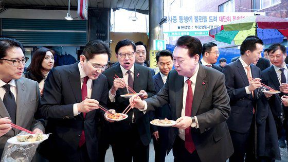 이재용 삼성전자 회장(오른쪽)과 구광모 LG그룹 회장이 6일 부산항 국제전시컨벤션센터에서 윤석열 대통령이 참석한 가운데 열린 부산시민의 꿈과 도전 격려 간담회에서 대화하고 있다. 대통령실통신사진기자단