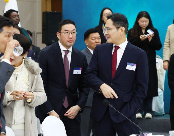 지난 10월 사우디아라비아를 국빈 방문 중인던 윤석열 대통령과 이재용 삼성전자 회장이 23일(현지시간) 리야드의 네옴 전시관을 관람한 뒤 밝게 웃으며 대화하고 있다. 연합뉴스