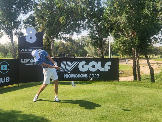 김비오가 6일 연습라운드에서 티샷하고 있다. 티잉구역에 LIV 골프 간판이 보인다. 성호준 기자