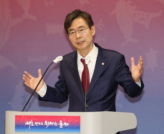 조경태 국민의힘 뉴시티 프로젝트 특별위원회 위원장이 7일 오후 김두겸 울산시장과 면담 후 울산시청 프레스센터에서 기자회견을 열고 취재진 질문에 답하고 있다. 연합뉴스