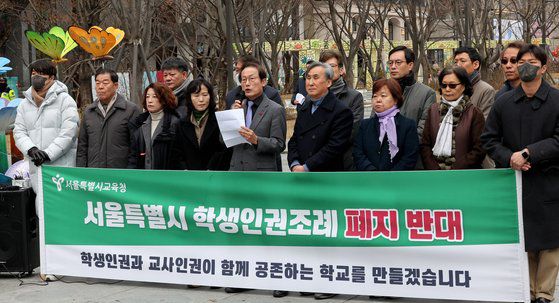 조희연 서울시교육감이 13일 오전 서울 종로구 광화문 광장에서 서울시 학생인권 조례 폐지를 반대하는 1인 시위를 하고 있다. 뉴스1