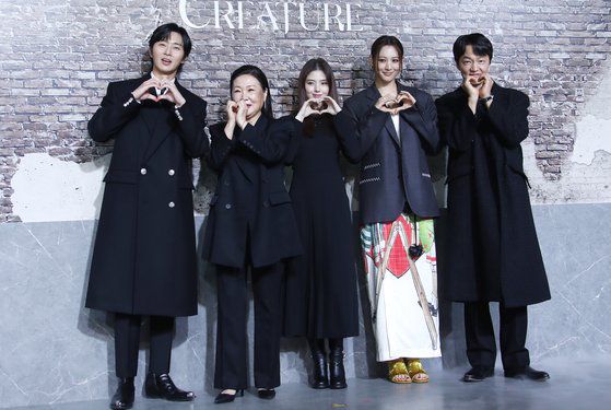 (왼쪽부터)배우 박서준, 김해숙, 한소희, 수현, 조한철이 19일 서울 용산구 레이어20 스튜디오에서 열린 넷플릭스 오리지널 시리즈 '경성크리처' 제작발표회에서 포즈를 취하고 있다.  뉴스1