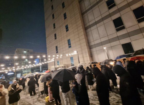지난 23일 오후 6시 50분 기준 성심당 케이크를 사려는 사람들이 눈을 맞으며 줄을 서고 있다. 사진 엑스 캡처
