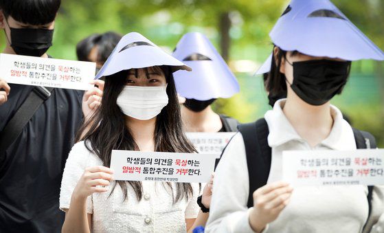충북대학교와 한국교통대학교 통합을 반대하는 충북대 학생 연합이 지난 9월 12일 오후 충북 청주시 충북대 대학본부 앞에서 통합추진 반대 집회를 갖고 있다. 프리랜서 김성태