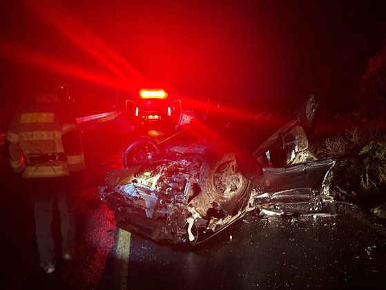 24일 제주도 서귀포시 대정읍 한 도로에서 20대 음주운전자가 몰던 차량이 뒤집혀 있다. 사진 제주서부소방서