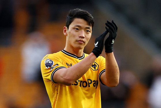 25일(한국시간) 첼시전이 끝난 뒤 박수를 치며 2-1 승리를 자축하는 황희찬. 오른쪽 날개 공격수로 풀타임을 소화한 그는 활발한 움직임으로 팀 승리에 기여했다. [로이터=연합뉴스]