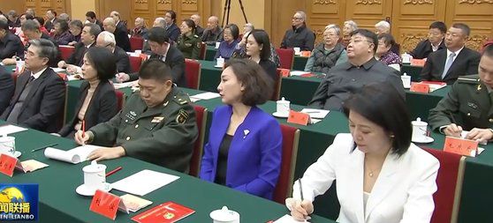 26일 베이징 인민대회당에서 열린 마오쩌둥 탄생 130주년 기념 좌담회에 마오쩌둥 후손과 혁명 원로 2세대가 대거 참석했다. 앞줄 왼쪽부터 외손자 쿵지닝(孔繼寧)과 아내 선룽(沈蓉), 손자 마오신위(毛新宇)와 아내 류빈(劉濱), 외손녀 쿵둥메이(孔冬梅). 뒷줄 오른쪽 군복 차림이 마오쩌둥의 증손자 마오둥둥(毛東東)이다. 마오둥둥 뒤로 시진핑 주석의 동생 시위안핑(習遠平)이 보인다. CC-TV 캡처