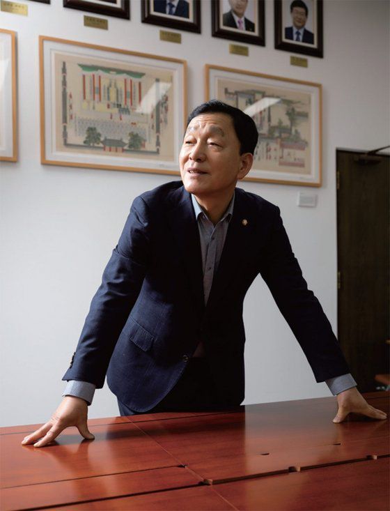 김철민 교육위원장이 2023년 12월 8일 국회 교육위원장실에서 월간중앙과 인터뷰한 뒤 기념촬영하고 있다.