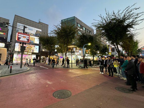 마포구청이 서울 마포구 홍대 레드로드 일대에서 인공지능(AI) 인파관리시스템을 살펴보고 있다. [사진 마포구]