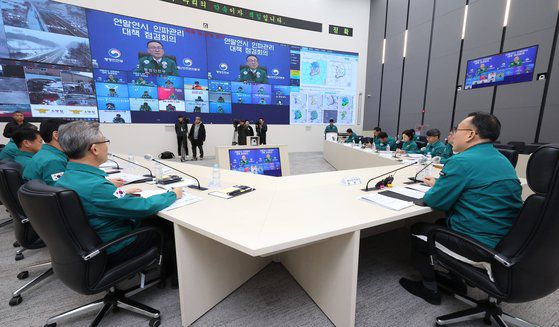 이한경 행정안전부 재난안전관리본부장이 세종시 정부세종청사 중앙재난안전상황실에서 연말연시 인파관리 대책 점검회의를 주재하고 있다. [연합뉴스]