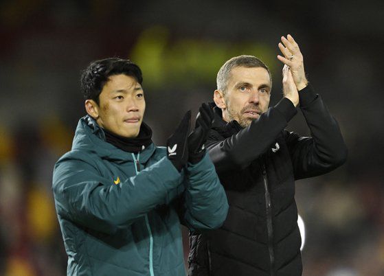 경기 종료 직후 게리 오닐 감독과 함께 환호하는 팬들에게 인사하는 황희찬(왼쪽). 로이터=연합뉴스