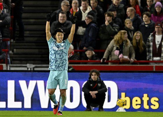 브렌트퍼드전에서 자신의 첫 골을 터뜨린 뒤 두 팔을 번쩍 들어보이는 황희찬. 로이터=연합뉴스