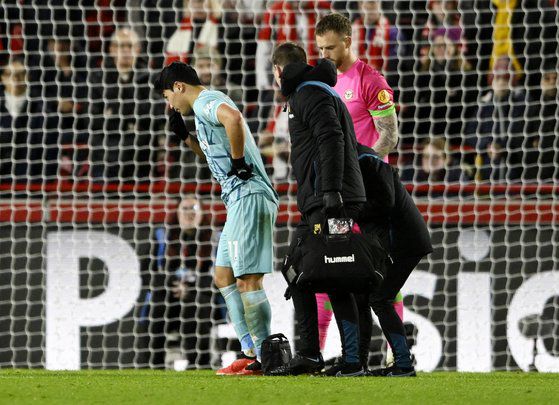 전반 추가 시간 중 허리를 다쳐 교체 아웃 되는 황희찬. 로이터=연합뉴스