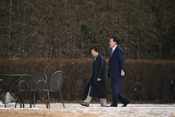 윤석열 대통령이 29일 박근혜 전 대통령을 만나 서울 용산구 한남동 관저에서 오찬을 마친 뒤 산책하고 있다. 사진 대통령실