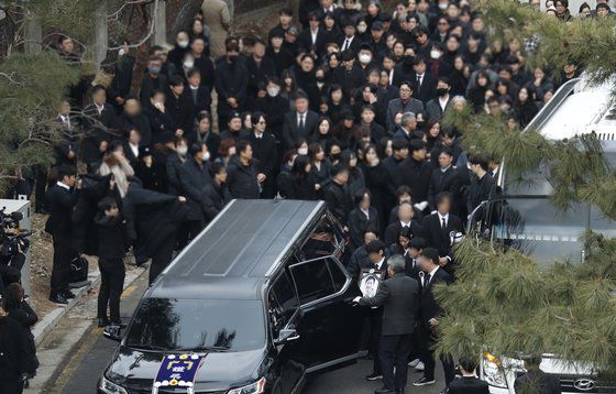 (서울=뉴스1) 사진공동취재단 = 29일 정오 서울 종로구 서울대병원 장례식장에서 배우 고(故) 이선균의 발인식이 엄수되고 있다. 2023.12.29/뉴스1