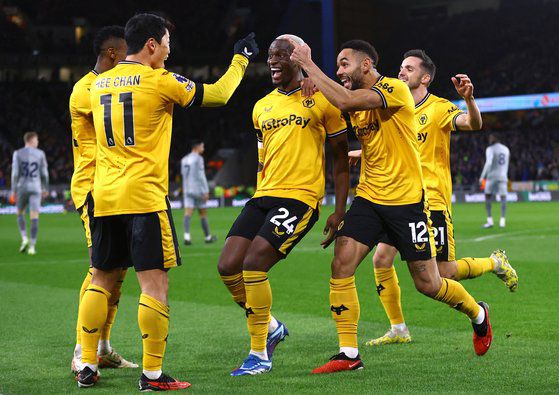 마테우스 쿠냐의 득점을 어시스트한 황희찬(등번호 11번)이 득점 직후 동료들과 함께 기쁨을 나누고 있다. 로이터=연합뉴스