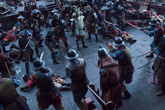 영화 '노량: 죽음의 바다'의 해전 장면은 대부분 한밤중에 이뤄진다. 조명 기술발달이 없었다면 불가능했을 장면이다. 사진 에이스메이커무비웍스, 롯데엔터테인먼트