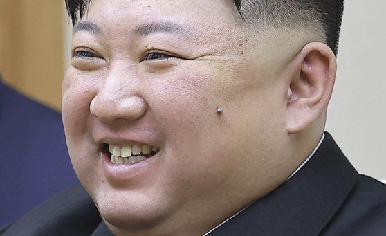 지난해 10월 19일 당 중앙위원회 본부청사에서 방북한 세르게이 라브로프 러시아 외무장관을 접견한 김정은. 조선중앙통신. 연합뉴스.