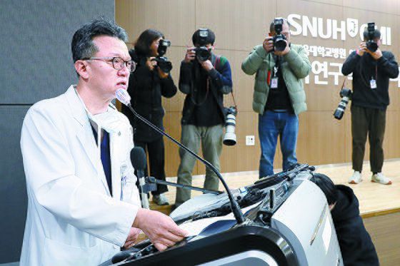 민승기 서울대병원 이식혈관외과 교수(이재명 더불어민주당 대표 수술 집도의)가 4일 오전 서울 종로구 서울대병원 의학연구혁신센터에서 흉기 피습 관련 이재명 더불어민주당 대표 수술 경과 및 회복 과정을 브리핑하고 있다. 뉴스1