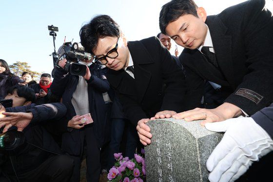 한동훈 국민의힘 비상대책위원장이 4일 광주 서구 김대중컨벤션센터에서 열린 2024 국민의힘 광주 신년인사회에 참석해 지지자들에게 인사하고 있다. 뉴스1