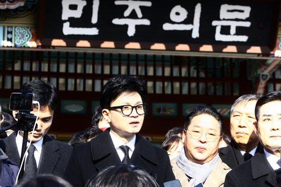 한동훈 국민의힘 비상대책위원장이 4일 오전 광주 북구 국립5·18민주묘지에서 희생자 묘역을 둘러보고 있다. 연합뉴스