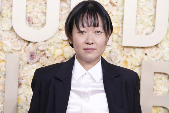 영화 '패스트 라이브즈'의 셀린 송 감독이 7일 골든글로브 시상식에 도착해 포즈를 취했다. AP=연합