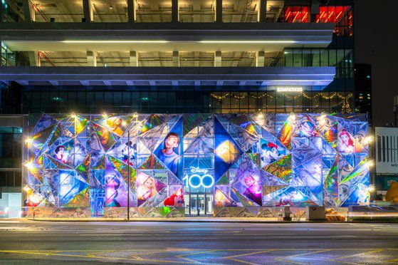 디즈니 100주년 역사와 100주년 기념 영화 '위시'를 직접 체험해 볼 수 있는 ‘디즈니 100주년 팝업: House of WISH’가 서울 성수 누디트 서울숲에서 지난달 오픈해 오는 10일까지 관람객을 만난다. 사진 월트디즈니컴퍼니 코리아