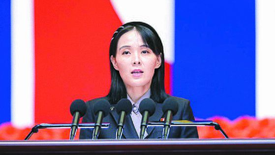 김여정 노동당 부부장이 2022년 8월 전국비상방역총화회의에서 토론자로 나서 공개 연설을 통해 남측에 의해 코로나19가 북에 유입됐다고 주장하며 강력한 보복 대응을 검토하겠다고 위협하는 모습. 연합뉴스