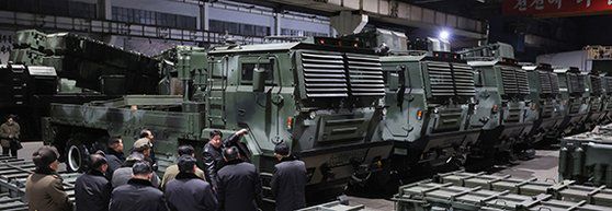 김정은 북한 국무위원장이 지난 8~9일 단거리탄도미사일 용 이동식발사대 를 생산하는 군수공장을 현지 지도하고 있다. [연합뉴스]