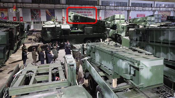 북한 조선중앙TV가 10일 보도한 김정은 북한 국무위원장의 지난 8~9일 중요군수공장 방문 장면. 공장 벽면에 '원쑤들은 전쟁도화선에 불을 달고 있다. 침략자 미제와 대한민국 것들을 쓸어버릴...' 이라는 구호판이 모자이크 처리되어 있다. 조선중앙TV 캡쳐=뉴시스