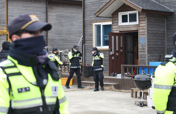 국정원과 경찰이 지난해 1월 18일 오전 국가보안법 위반 혐의로 제주평화쉼터를 압수수색하는 모습. 뉴스1
