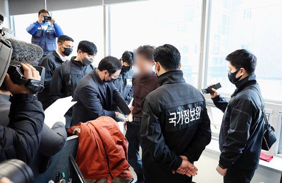 지난해 2월 23일 경남 창원시 성산구 민주노총 경남본부 내 금속노조 경남지부에서 국가정원보원 관계자가 압수수색을 하는 모습. 연합뉴스