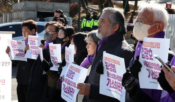 ‘10·29 이태원 참사’ 유가족협의회가 15일 검찰 수사심의위원회가 열리는 대검찰청 청사 앞에서 김광호 서울경찰청장과 최성범 전 용산소방서장의 기소를 촉구하는 손팻말을 들고 기자회견을 하고 있다. 뉴스1